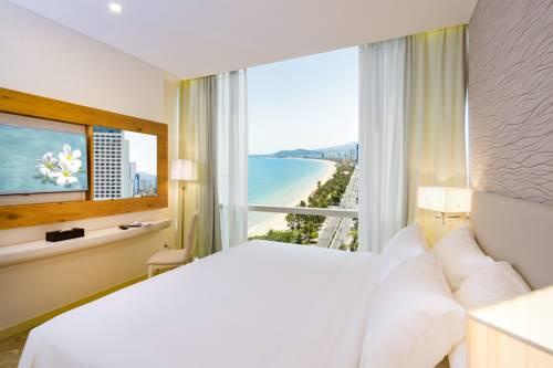 Khách sạn Diamond Bay Hotel